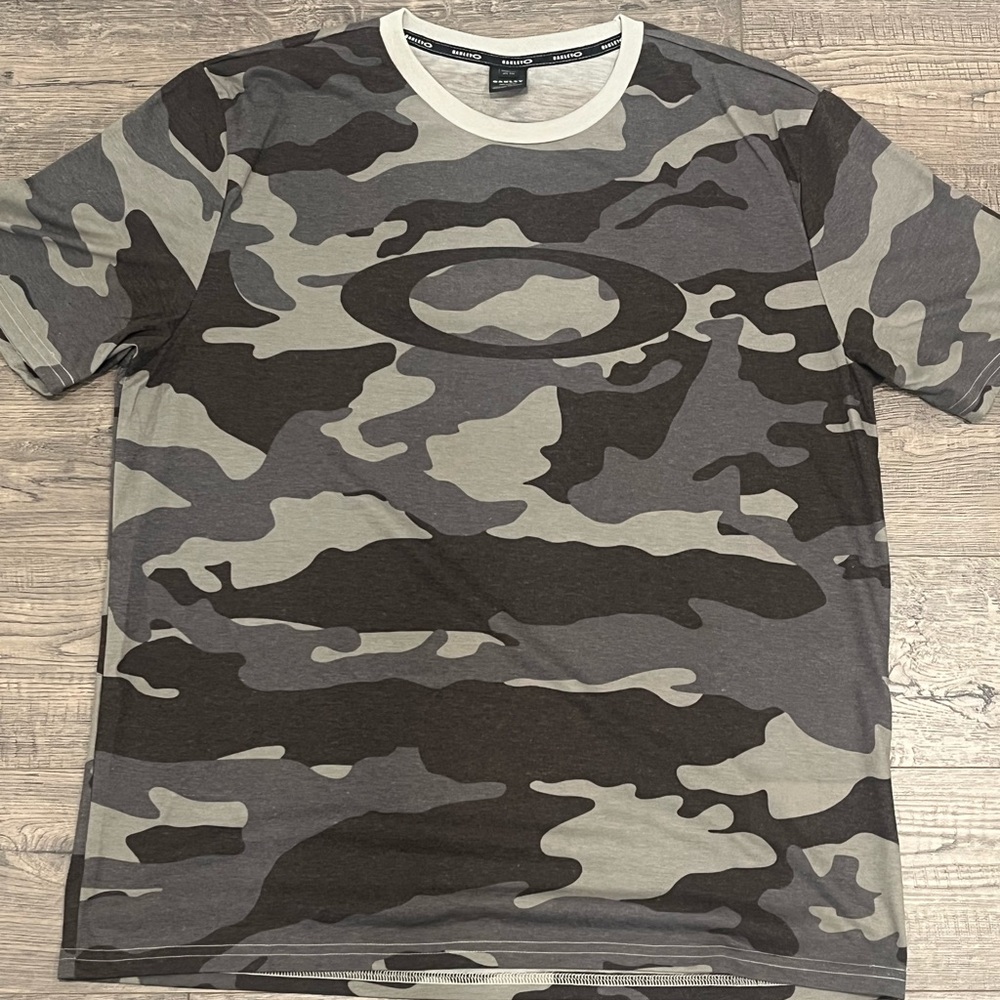 Green, Grey, and Dark Green Oakley Camo Tee XXL Custom Fit New without Tags